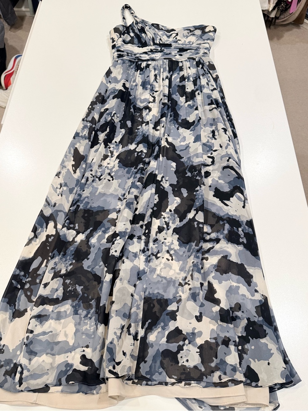 BCBGMAXAZRIA One Shoulder Silk Chiffon Dress Blue Gray Abstract Print Size 6 - Picture 5 of 16